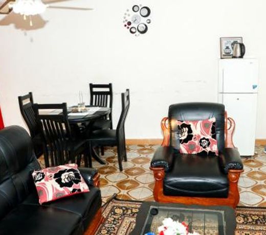 Las Collinas Residence