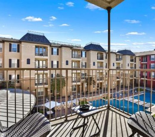 CozySuites Bold 2 Bedroom Apartment For Your Dallas Adventure