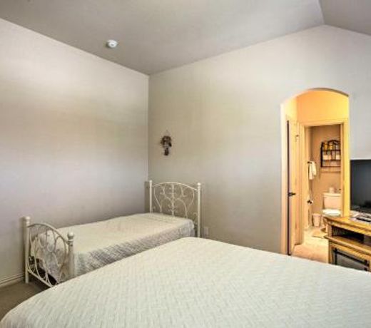 Large-Group Getaway, 7 Miles to Denton Square