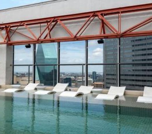 CozySuites Stunning 2BR 2BA with SKY POOL