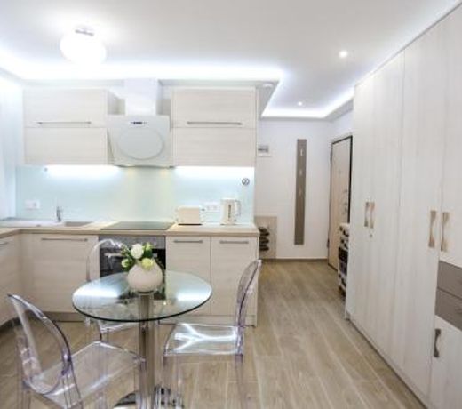 Laura Lifestyle and White Tower
