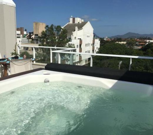 Cobertura em Ed. Frente ao mar, com jacuzzi privativa!