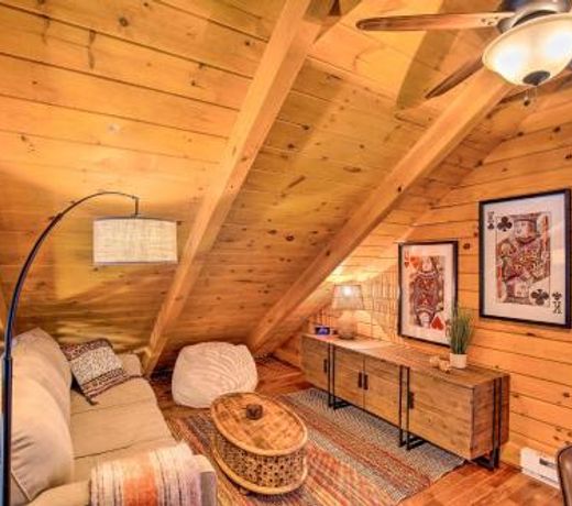 Luxury Mountain Cabin with Furnished Deck and Views!