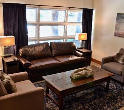 Gorgeous 2 Bedroom East Vail Condo. Hot Tub, Summer Pool, Market.