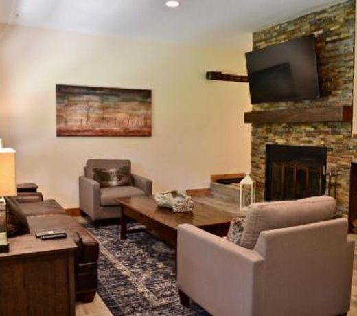 Gorgeous 2 Bedroom East Vail Condo. Hot Tub, Summer Pool, Market.