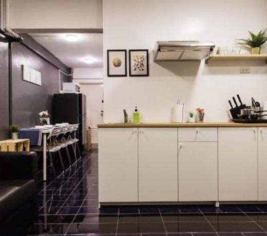 T2 2 Bedrooms 6 guests Full kitchen 1 min to BTS