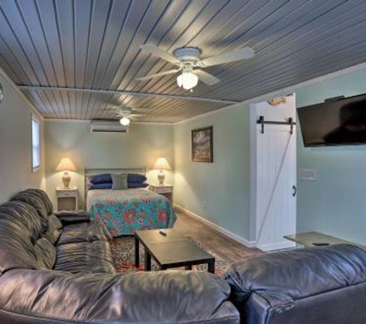 Studio with Outdoor Shower 6 Mi to Ocean Isle Beach!