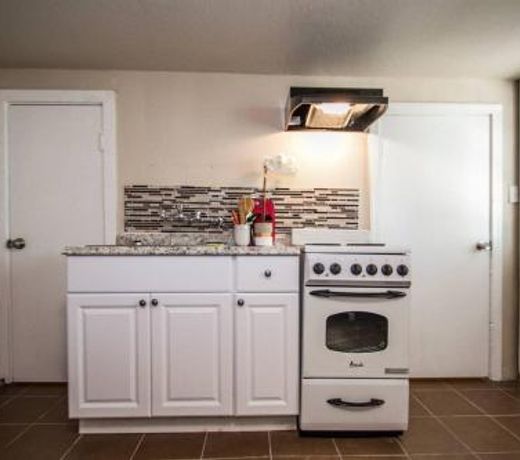 Hays #B Near Downtown Guest Studio