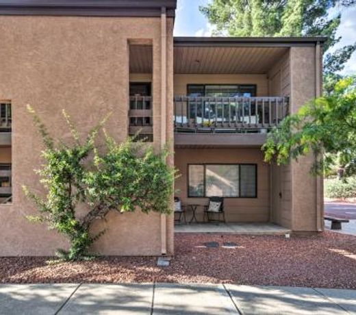 Condo Comfort in Sedona with Pool and Grill Access