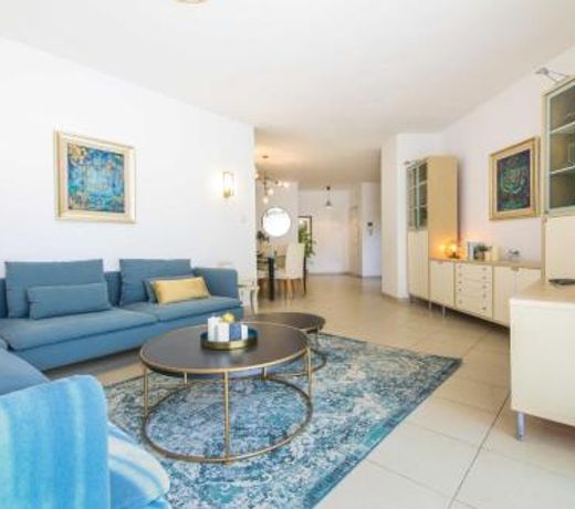Spacious 3 BDR Garden Apartment