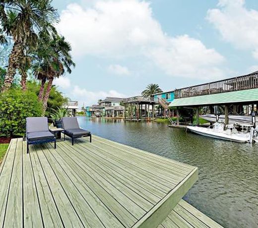 New Listing! âThe Palmsâ - Canal Home On Double Lot Home