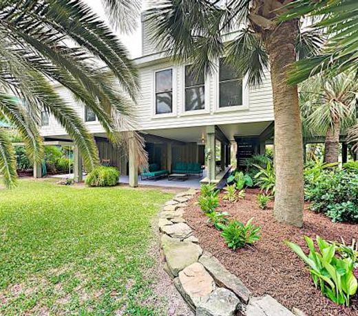 New Listing! âThe Palmsâ - Canal Home On Double Lot Home