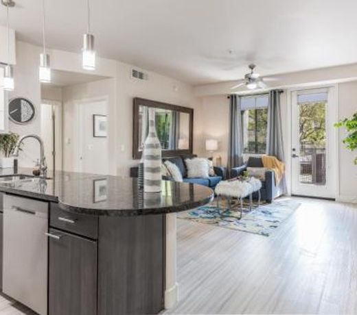 Palacio Scottsdale Luxury King~Walk to Dining & Shopping with Rooftop Lounge and Parking