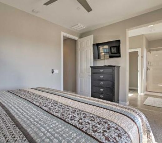 Luxurious Chandler Condo with Hot Tub and Pool Access!