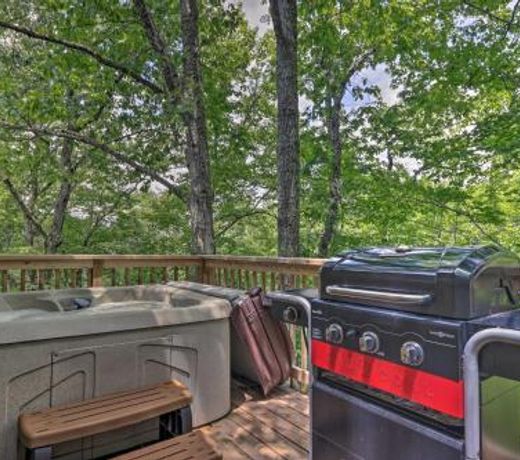 Red Moose Lodge Mtn Getaway with Hot Tub and Deck!