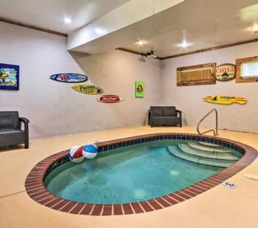 Mountain Pool Lodge Sevierville Cabin with Hot Tub