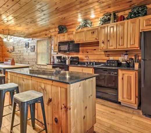 Mountain Pool Lodge Sevierville Cabin with Hot Tub
