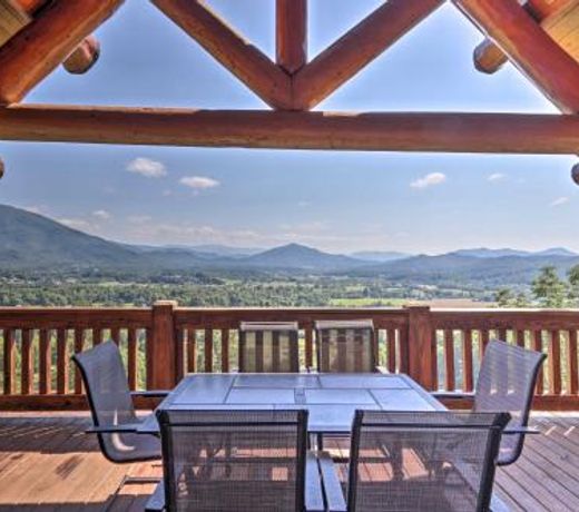 Lodge Mahal Mountain Home with 2 Decks and Hot Tub!