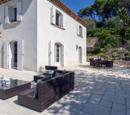 Pegomas Villa Sleeps 8 with Pool and Air Con