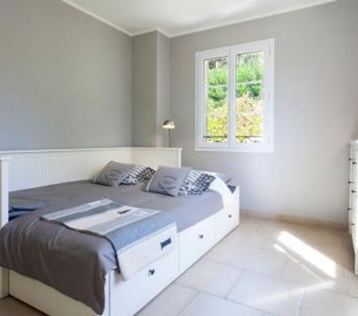 Pegomas Villa Sleeps 8 with Pool and Air Con