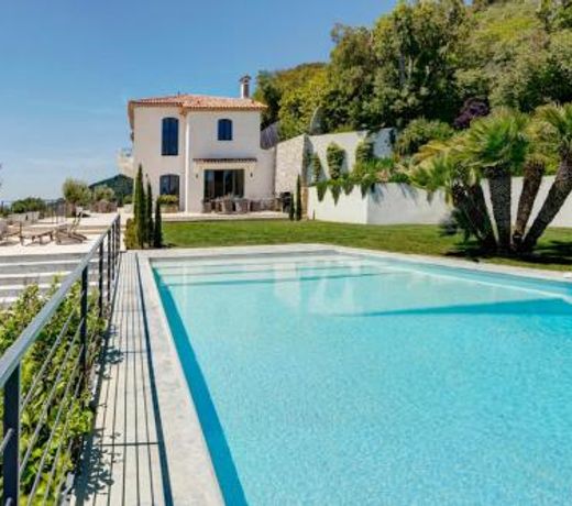 Grasse Villa Sleeps 8 with Pool and Air Con