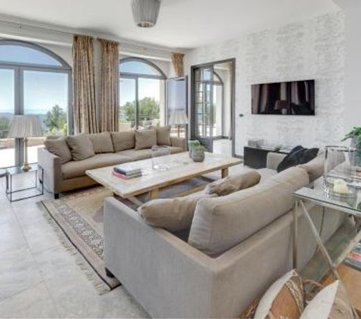Grasse Villa Sleeps 8 with Pool and Air Con