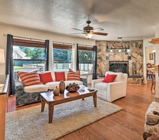 Central Florida Escape on 5 Acres with Grill and Pool!