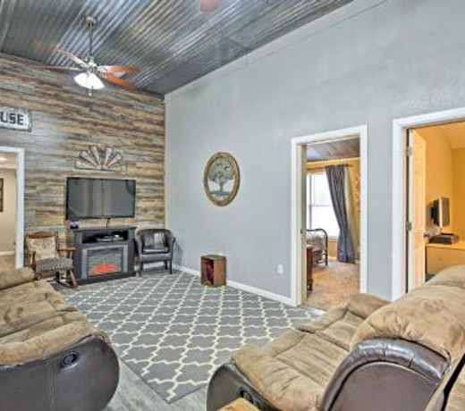 Convenient Family-Friendly Home - 20 Min to Tulsa!