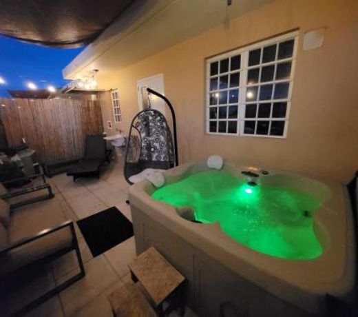 Cozy apt of 2BR with Jacuzzi and Parking