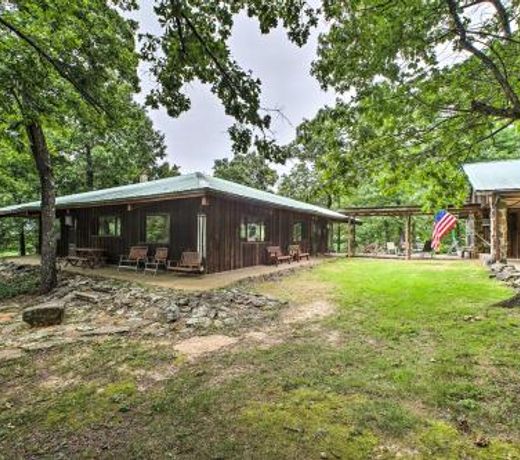 Pine Lodge Cabin on 450 Acres in Ozark Mountains