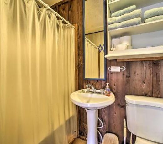 Pine Lodge Cabin on 450 Acres in Ozark Mountains