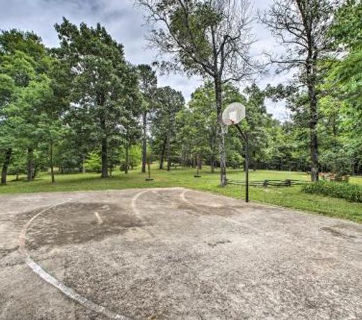 Pine Lodge Cabin on 450 Acres in Ozark Mountains