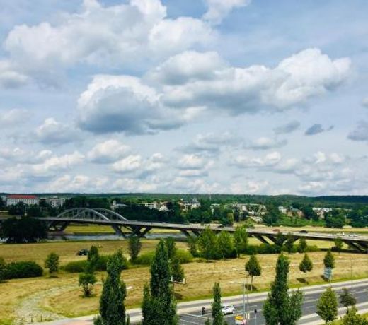 Panoramablick auf Elbe und Schlosser