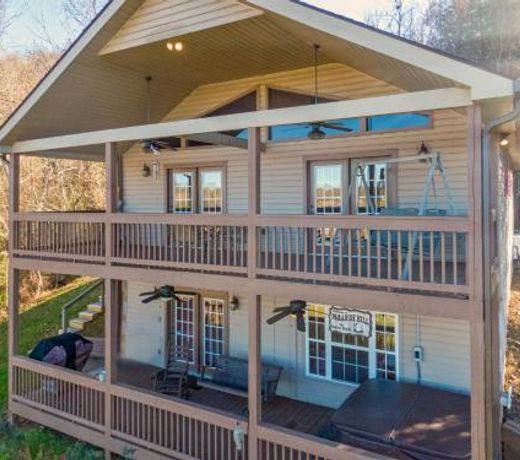 Gone Fishing Lake Lodge Lakefront, Game Room, Hot Tub, Boat Ramp, Floating Swimming Dock, and Fire P