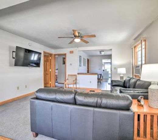 Old Orchard Beach Apt - Walk to Beach and Pier!