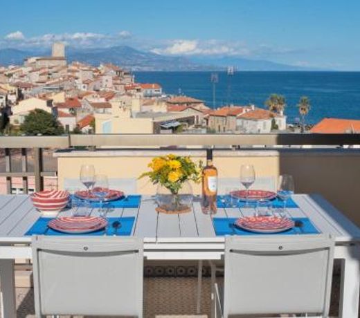 High Standing with Incredible Old Antibes and Sea views