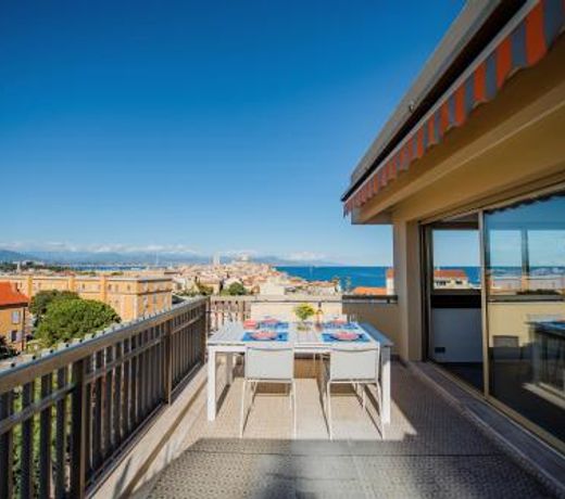 High Standing with Incredible Old Antibes and Sea views