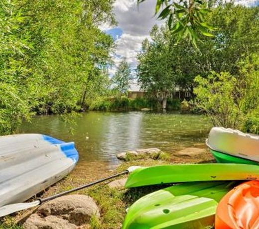Yellowstone River Lodge with Kayaks and Mountain Views