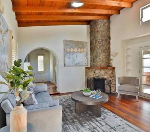 Spacious Unique Italian Villa 20-min walk to the beach