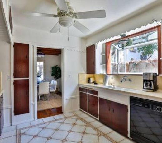 Spacious Unique Italian Villa 20-min walk to the beach