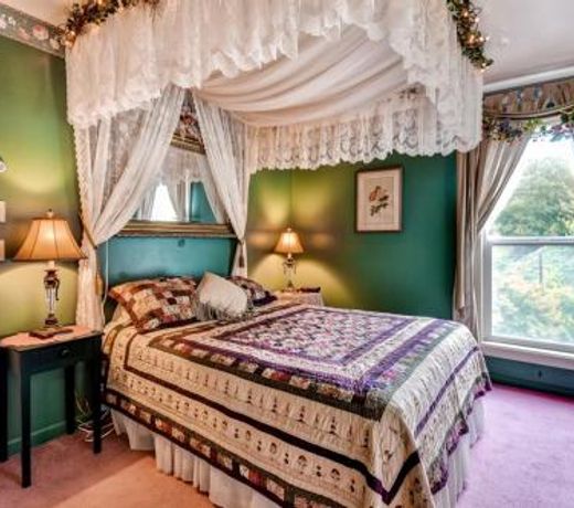Astoria Painted Lady Historic Apt with River View!