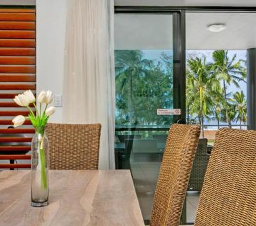 Beachfront Apartment with Ocean Views (4)