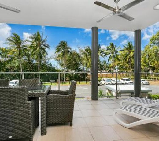 Beachfront Apartment with Ocean Views (4)