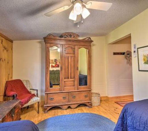 Charming Cottage with Deck - 1 5 Mi to Downtown