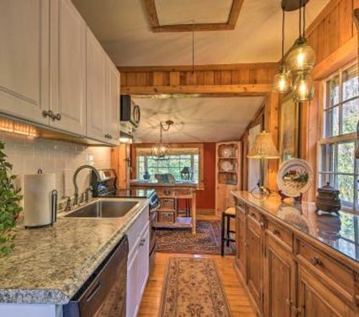 Charming Cottage with Deck - 1 5 Mi to Downtown