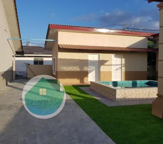 Swimming pool with 5 bedroom house near Stadium Hang Jebat