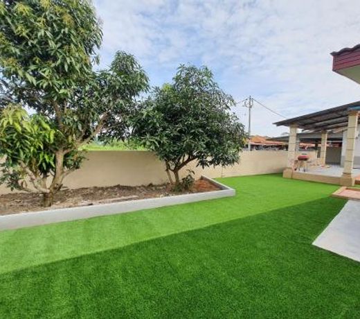 Swimming pool with 5 bedroom house near Stadium Hang Jebat
