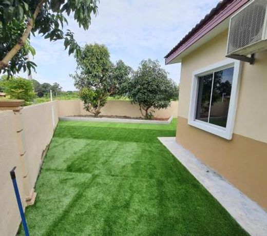 Swimming pool with 5 bedroom house near Stadium Hang Jebat