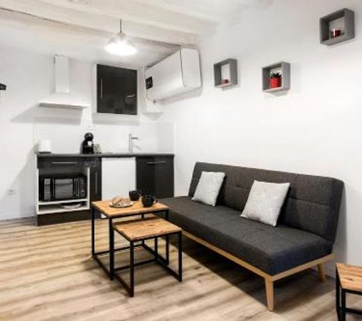 Refurbished Central Paris Flat by GuestReady