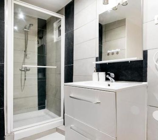 Refurbished Central Paris Flat by GuestReady